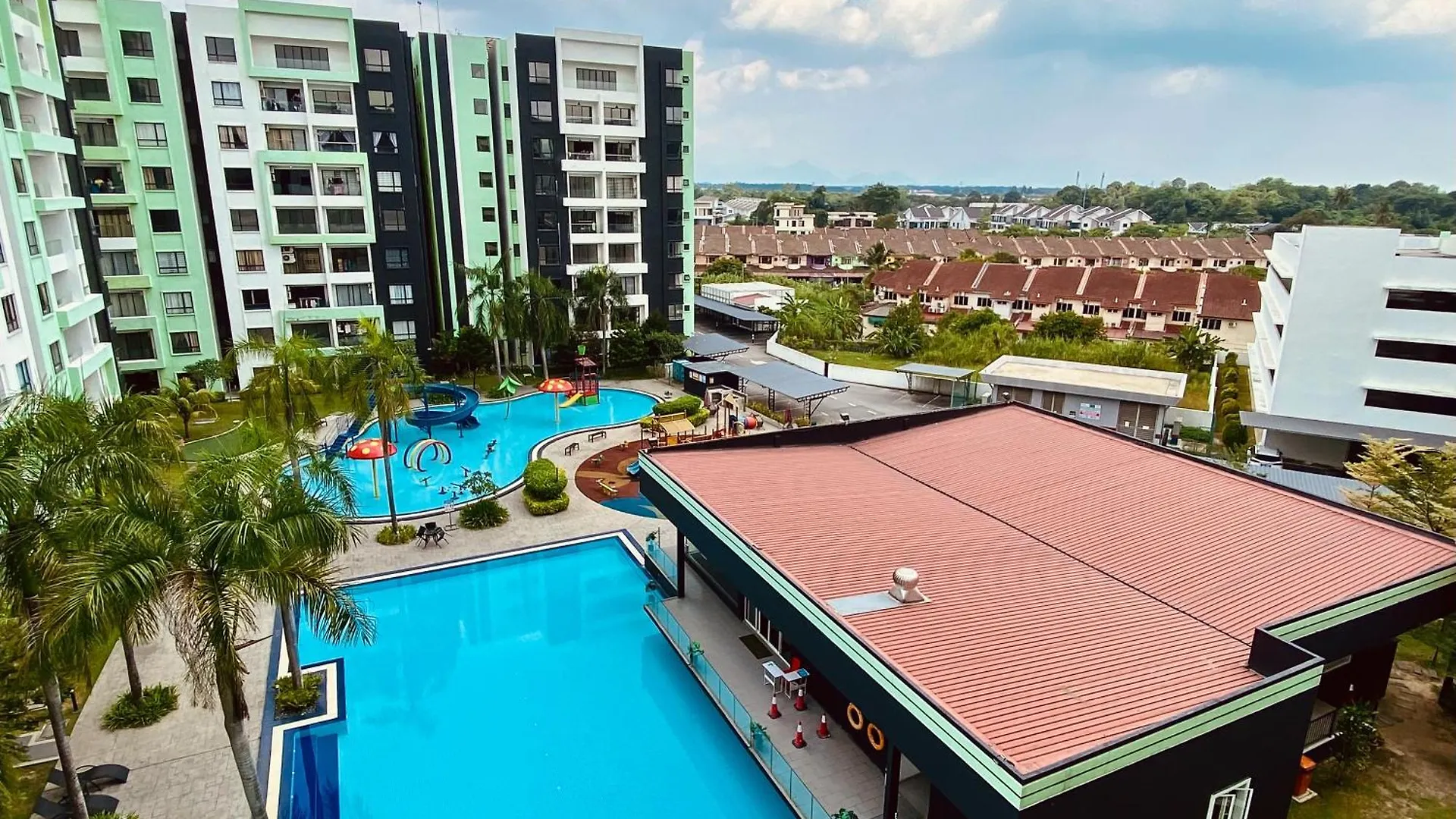 Manhattan Condo Ipoh Waterpark Poolview Free Carpark & Netflix By Ply Home
