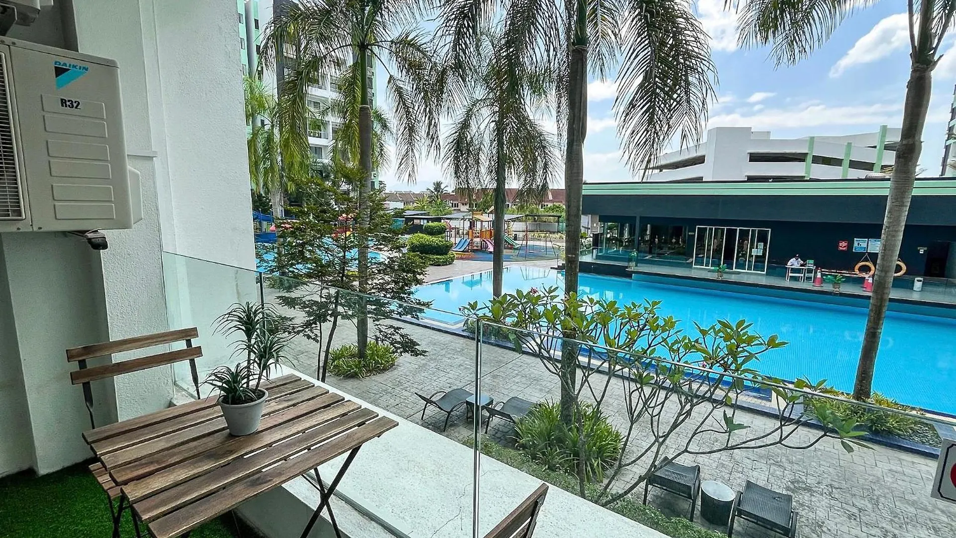 Manhattan Condo Ipoh Waterpark Poolview Free Carpark & Netflix By Ply Home
