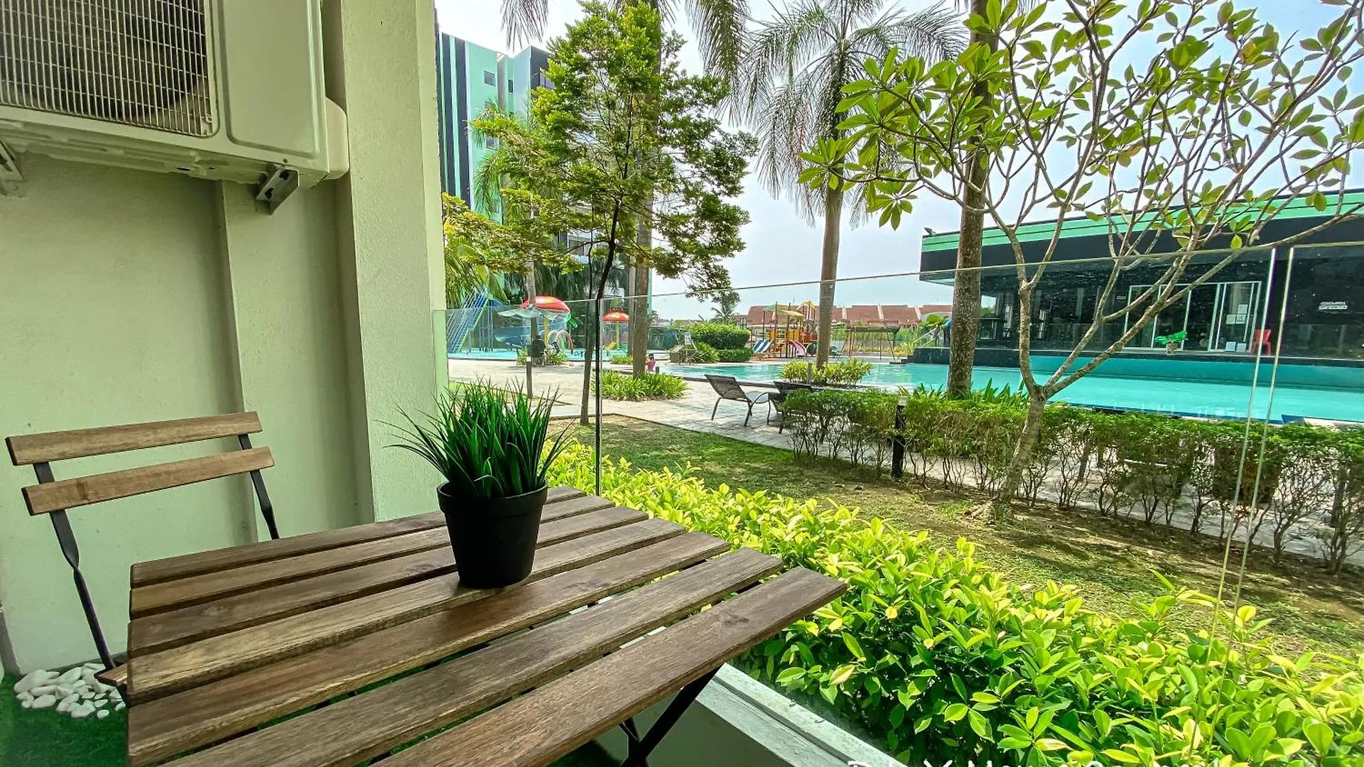 Manhattan Condo Ipoh Waterpark Poolview Free Carpark & Netflix By Ply Home