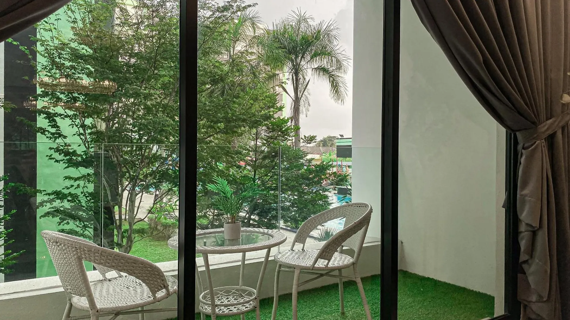 Manhattan Condo Ipoh Waterpark Poolview Free Carpark & Netflix By Ply Home